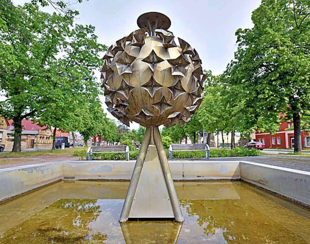 Die „Pusteblume“ auf dem Alten Markt in Wolfen