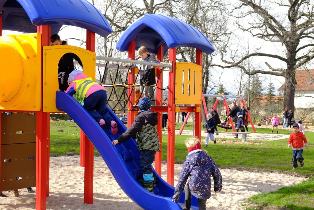 Einweihung eines neuen Spielplatzes.