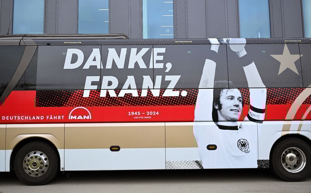 „Danke, Franz.“ steht in Erinnerung an Franz Beckenbauer auf dem Teambus der Fußball-Nationalmannschaft.