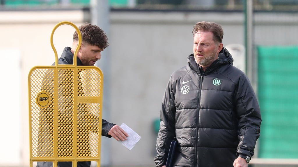 Ralph Hasenhüttl mit seinem Sohn Patrick beim Training des VfL Wolfsburg.