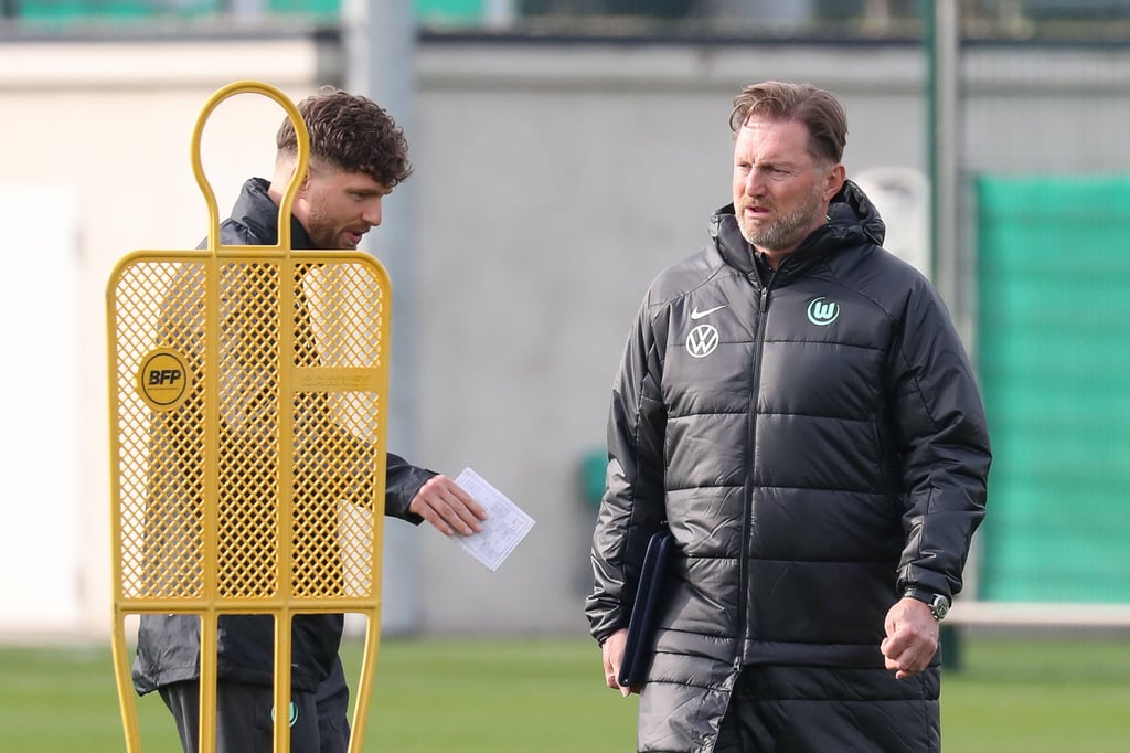 Ralph Hasenhüttl mit seinem Sohn Patrick beim Training des VfL Wolfsburg.