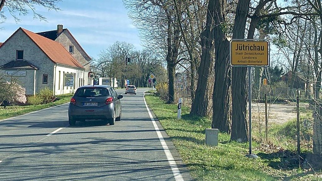 Das Ortsschild in Jütrichau steht mitten im Dorf.
