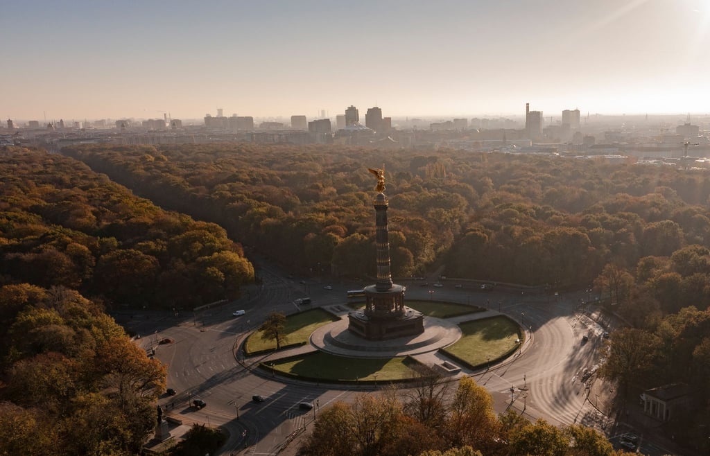 Die Siegessäule ist das überragende Bauwerk im Tiergarten.