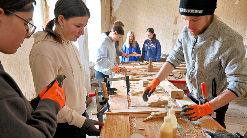 Schnell haben die Schüler der 8. Klasse bewiesen, wie gut sie mit mit Handwerkszeug und alten Baumaterialien umgehen können.