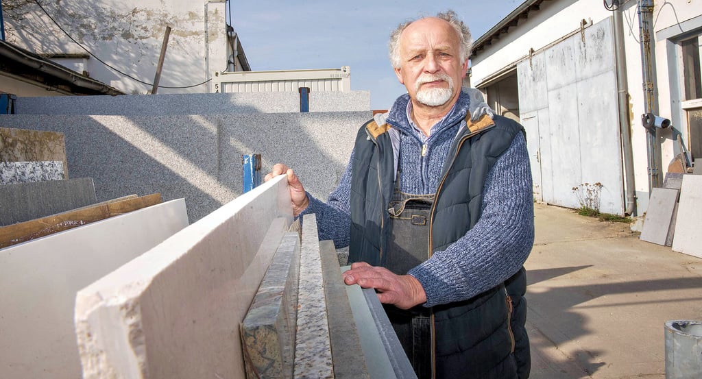 Fast sein ganzes Leben hat Volker Wotzlaw in der Heidestraße als Steinmetz gearbeitet. Inzwischen ist er Geschäftsführer.