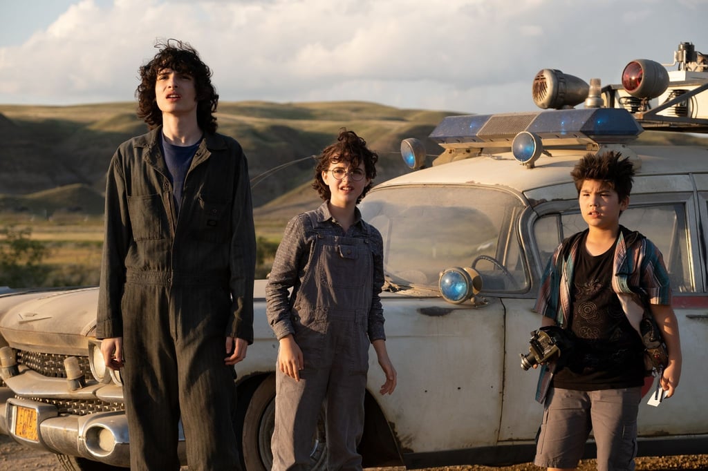 Trevor (Finn Wolfhard, l.), seine Schwester Phoebe (Mckenna Grace, M.) und Podcast (Logan Kim) in einer Szene aus „Ghostbusters: Legacy“