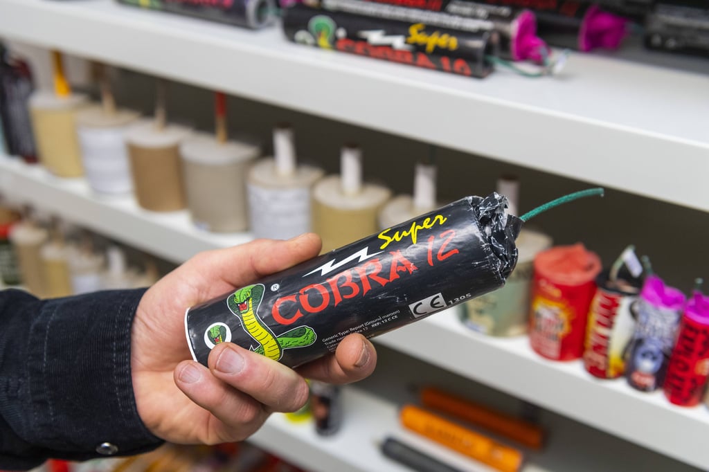 Mit einem Böller vom Typ Cobra soll der Angeklagte den Zigarettenautomaten gesprengt haben (Symbolbild).