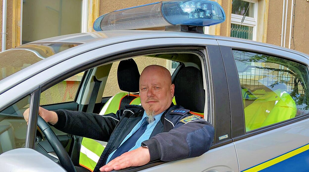 Polizei-Hauptmeister Frank Geppert ist als neuer Regionalbereichsbeamter in Wanzleben tätig.