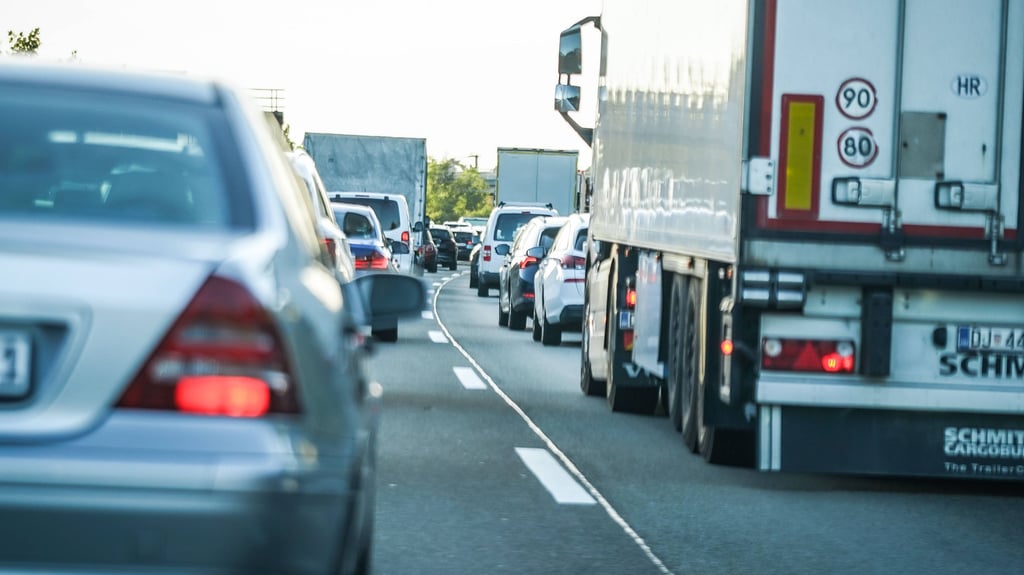 Auf der A2 ist die die Autobahnabfahrt Magdeburg-Kannenstieg gesperrt.