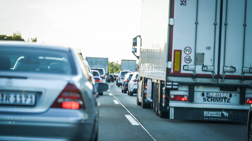 Auf der A2 ist die die Autobahnabfahrt Magdeburg-Kannenstieg gesperrt.