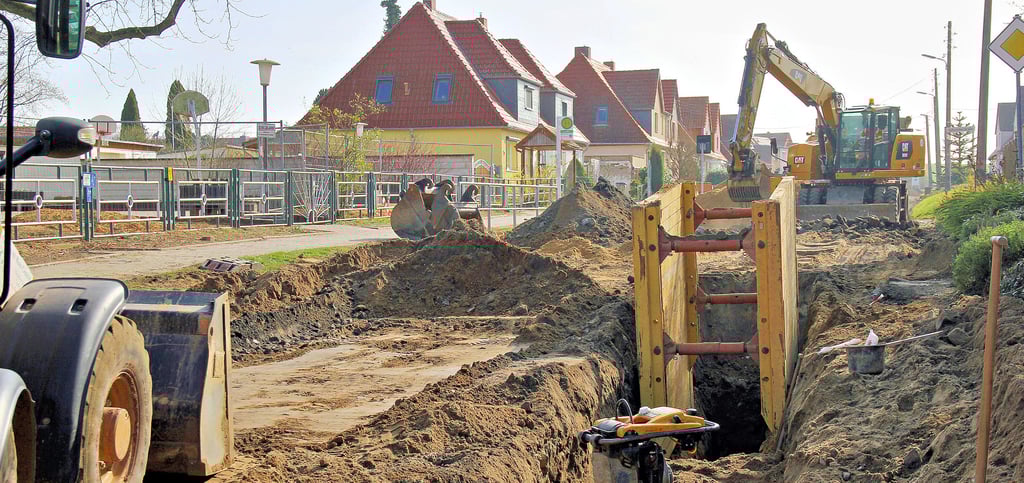In der Sommersdorfer Straße sind bereits kurz nach Baubeginn die Tiefbauarbeiten angelaufen, die die Erneuerung sämtlicher Wasser- sowie der Stromleitungen umfassen.