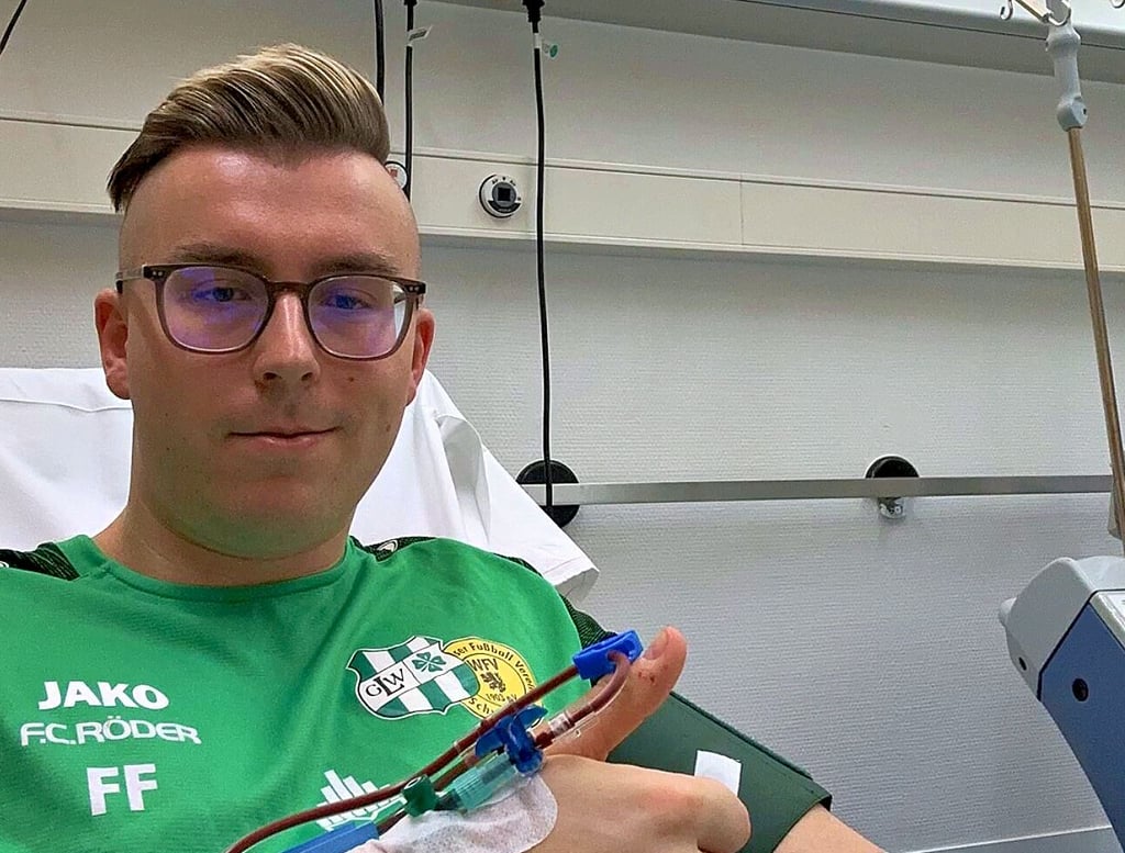 Im Vereinstrikot grüßt Florian Frenzel bei der Stammzellspende mit einem Selfie vom Krankenhausbett.