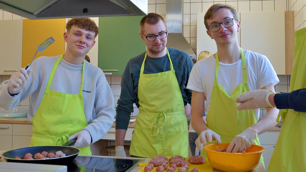 Hauswirtschaftsunterricht an der BBS Salzwedel: Silas Hübner (von links), Velten Bieber und Gino Krause bereiteten Fleischbällchen zu.