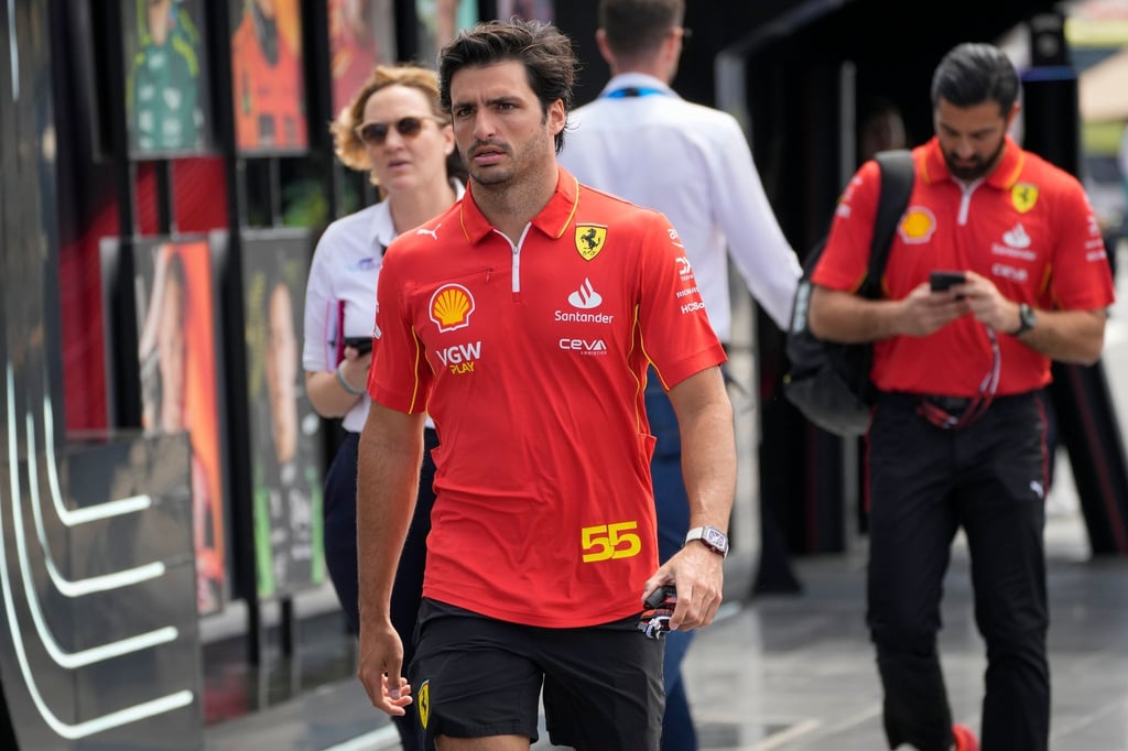 Ferrari-Pilot Carlos Sainz hatte zuletzt wegen eines entzündeten Blinddarms auf seinen Start in Saudi-Arabien verzichten müssen.