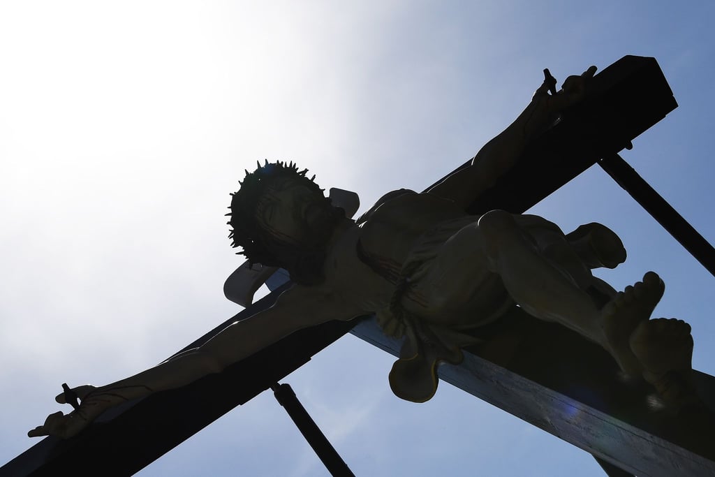 Gläubige tragen bei der Palmsonntagsprozession im Eichsfeld eine überlebensgroße Darstellung "Kreuzigung", die das Leiden und Sterben Jesu Christi symbolisiert.