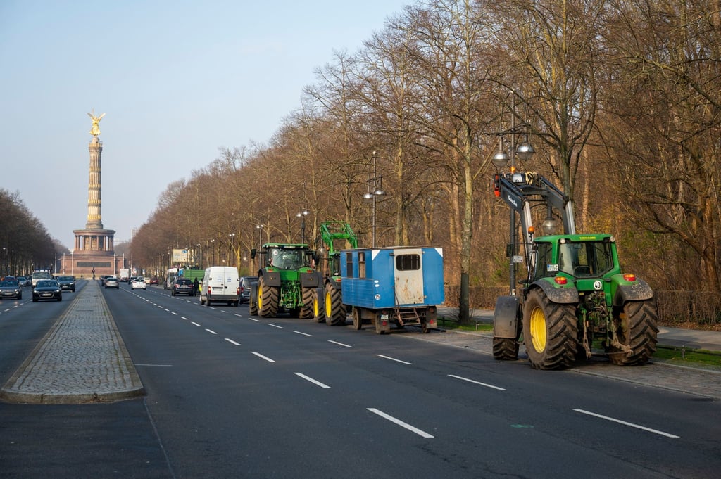Traktoren stehen auf der Straße des 17. Juni. Wegen neuerlicher Proteste von Landwirten und Spediteuren kommt es an diesem Freitag zu Sperrungen und Umleitungen in Berlin.