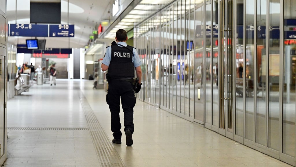 Ein Polizist steht im Erfurter Hauptbahnhof.