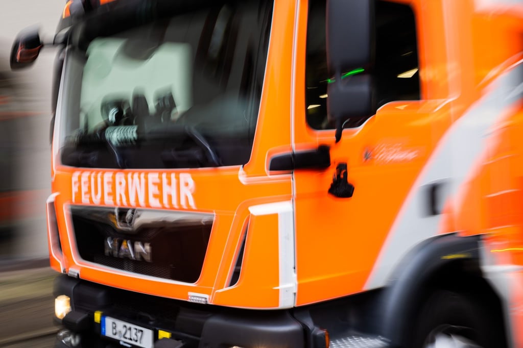 Ein Feuerwehrfahrzeug fährt zu einem Einsatz.