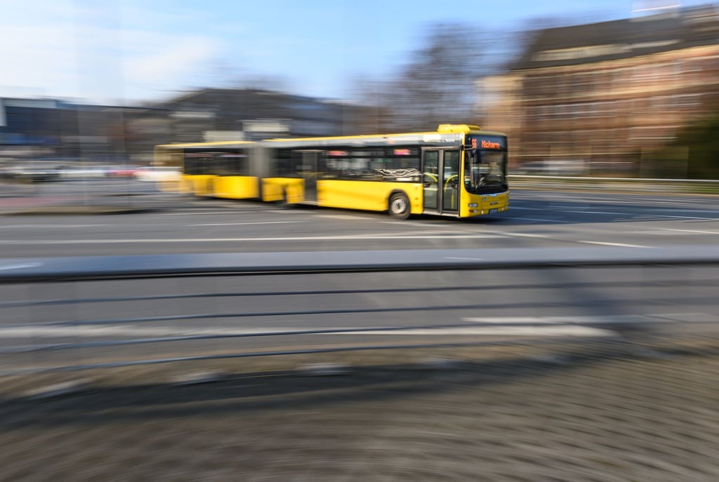 Ein Bus der Dresdner Verkehrsbetriebe (DVB) fährt auf der Linie 66 über den Fritz-Foerster-Platz.