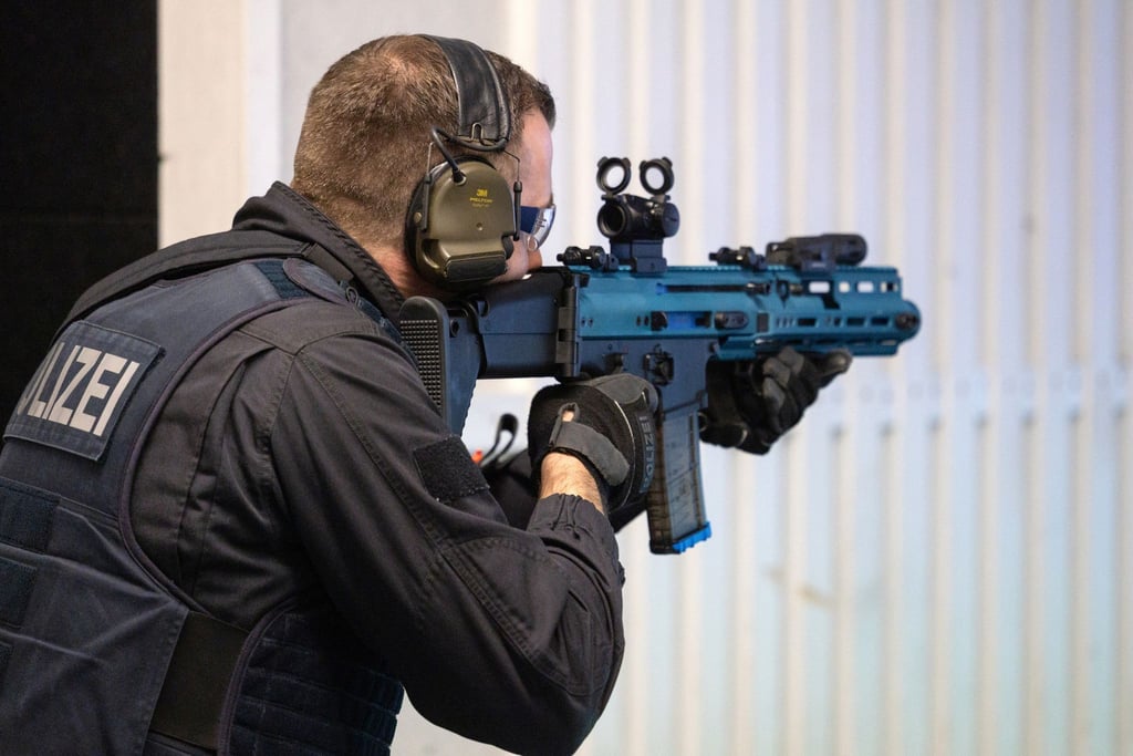 Ein Polizist hält bei einer Übung im Bildungszentrum der Thüringer Polizei eine blau markierte Übungsversion der Waffe „FN Herstal Scar-SC“ im Anschlag.