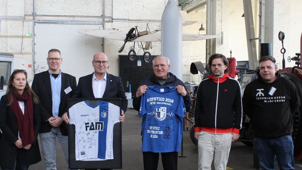 Verantwortliche und Helfer der FCM-Ausstellung im Technikmuseum Magdeburg: Astrid Wegner, Hajo Neumann, Jörg Biastoch, Ulrich Schulze, Christian Karn und Christian Marlow (v. l.).