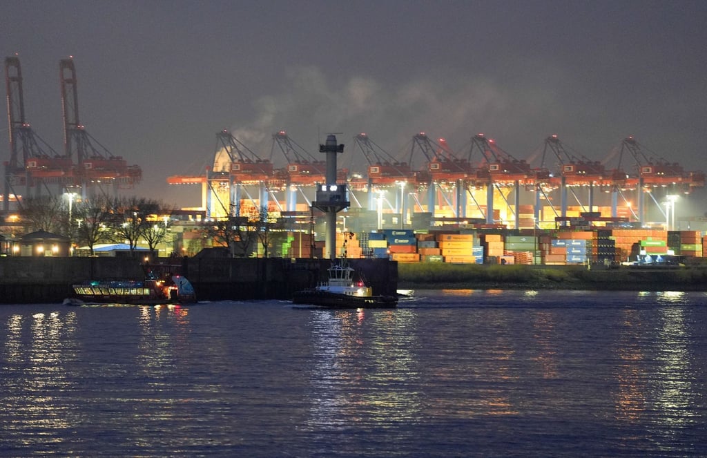 Containerbrücken und Container sind auf einem Container Terminal im Hamburger Hafen zu sehen. Das Bundeskabinett will an diesem Mittwoch eine Nationale Hafenstrategie beschließen.