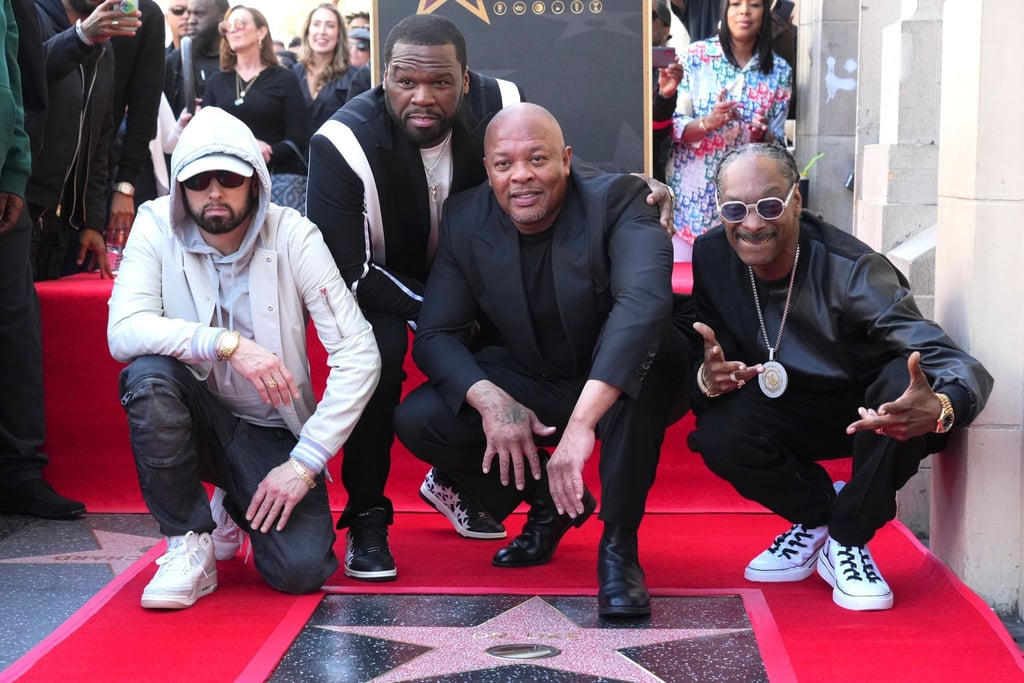 Eminem (l-r), 50 Cent, Dr. Dre und Snoop Dogg nehmen an der Zeremonie teil, bei der Dr. Dre mit einem Stern auf dem Hollywood Walk of Fame geehrt wird.