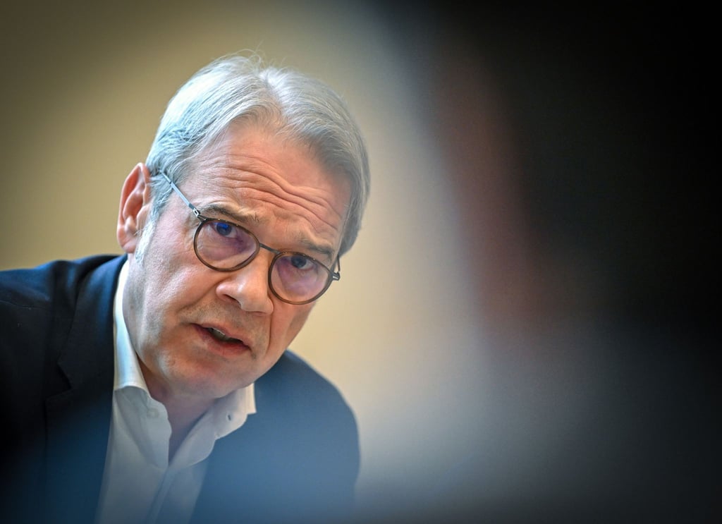 Georg Maier (SPD), Innenminister in Thüringen, nimmt an einer Pressekonferenz teil.