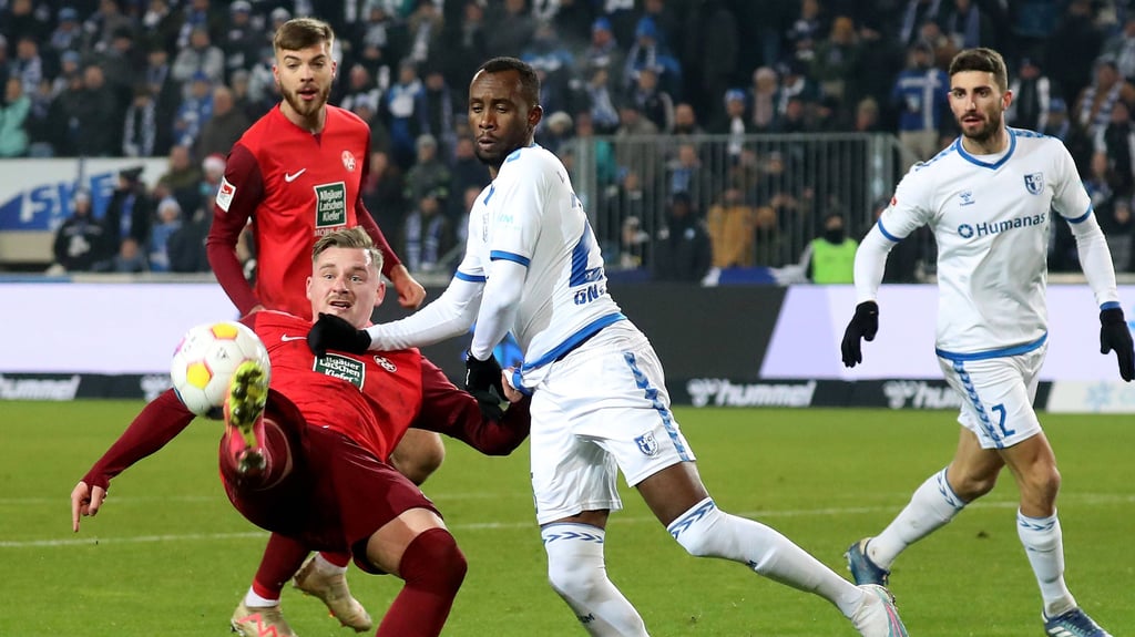 1. FC Kaiserslautern und 1. FC Magdeburg stehen sich im Zweitliga-Topspiel des 32. Spieltags am 4. Mai gegenüber.