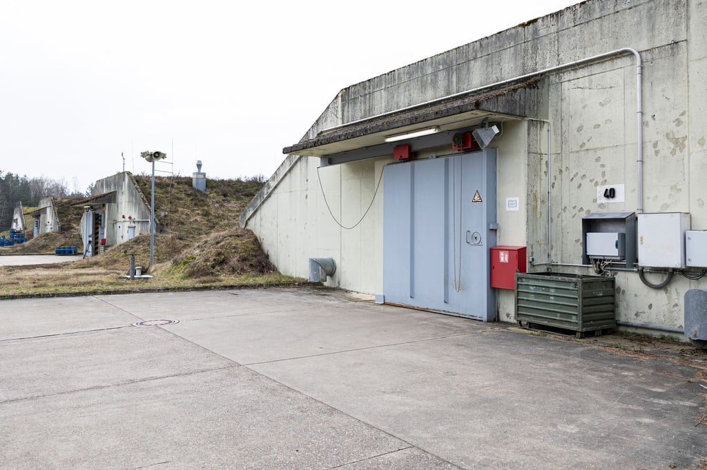 Mehrere Munitions- und Explosivstoffbunker auf dem Gelände der Gesellschaft zur Entsorgung chemischer Kampfstoffe und Rüstungs-Altlasten (GEKA).