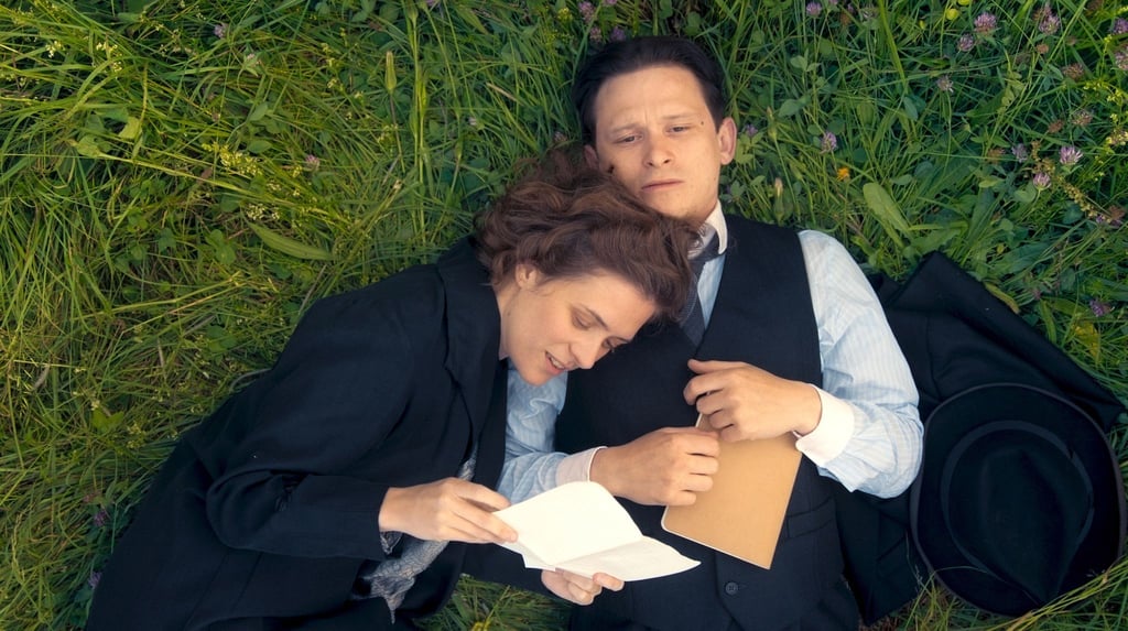 Milena Jesenska (Liv Lisa Fries) und Franz Kafka (Joel Basman) in einer Szene aus „Kafka“.