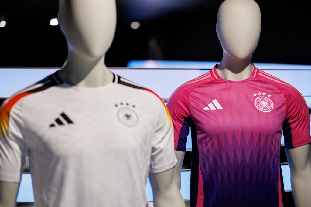 Toni Kroos trägt wohl bei seiner Rückkehr in die deutsche Auswahl weiter seine alte Nummer 8 auf dem Trikot.