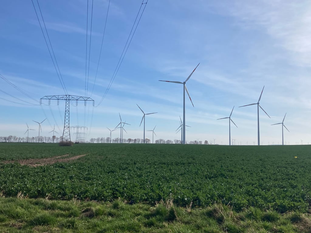 Windräder bei Farnstädt. Durch das bebaute Gebiet verläuft auch eine Stromtrasse, deren Rückbau bereits in Planungen vorgesehen ist.