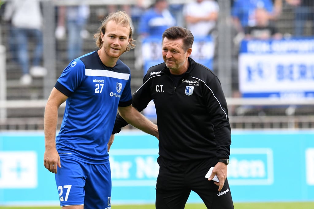 Korbinian Burger 2021 mit dem heutigen Trainer Christian Titz beim 1. FC Magdeburg.