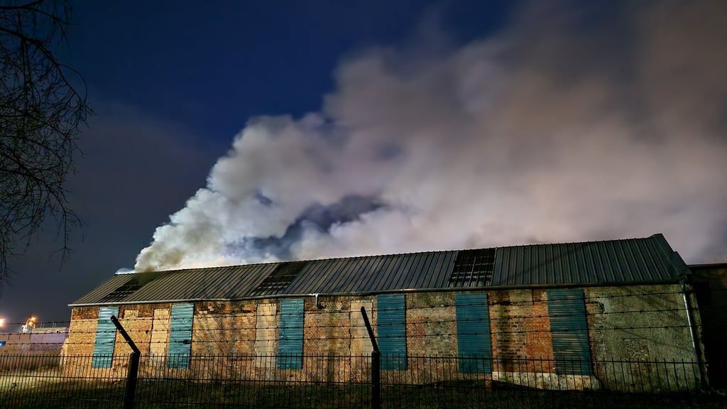 In einer Lagerhalle ist ein Feuer ausgebrochen.