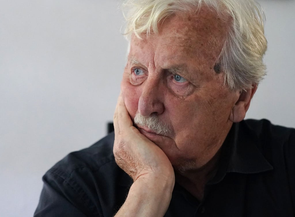 Arno Surminski sitzt in seiner Wohnung in Hamburg.