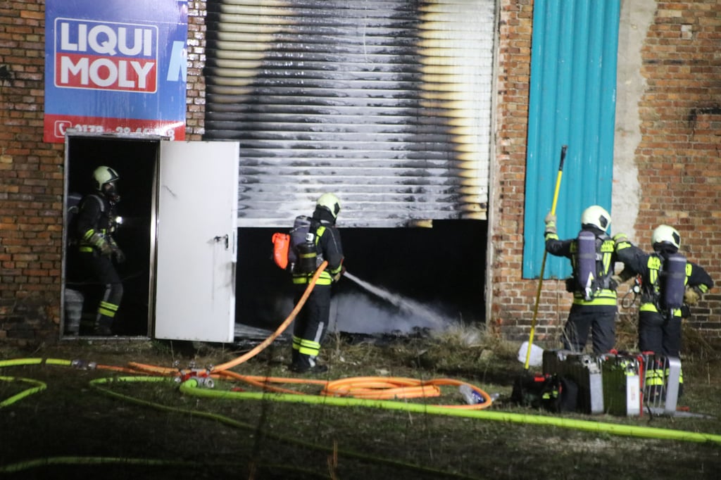 In der Lagerhalle brannte Unrat.