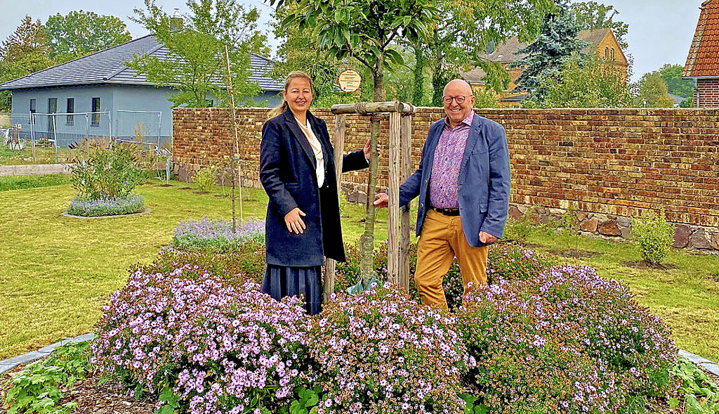 Steffi Syska und Reinhard Kahsche präsentieren einen Baum in Glebitzsch, der sowohl die Baumscheibe als auch ein Baumbeet umfasst.