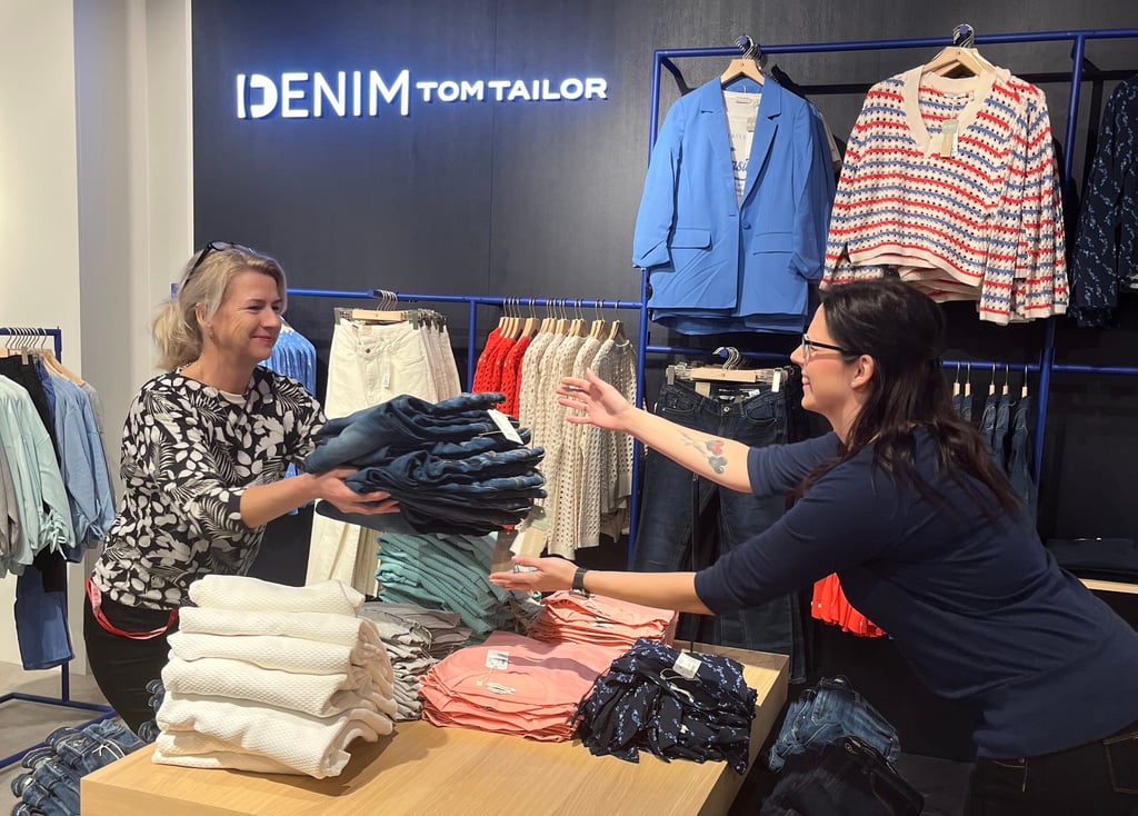 Alle Hände voll zu tun haben die Verkäuferinnen Karina Tümpel (l.) und Sabine Rometsche beim Bestücken der Regale.