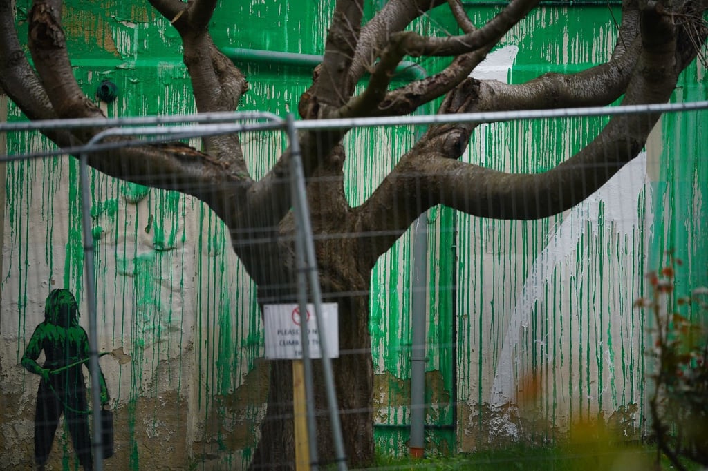 Das Banksy-Kunstwerk wurde mit weißer Farbe verunstaltet, nachdem es am Wochenende in Finsbury Park (London) auftauchte.