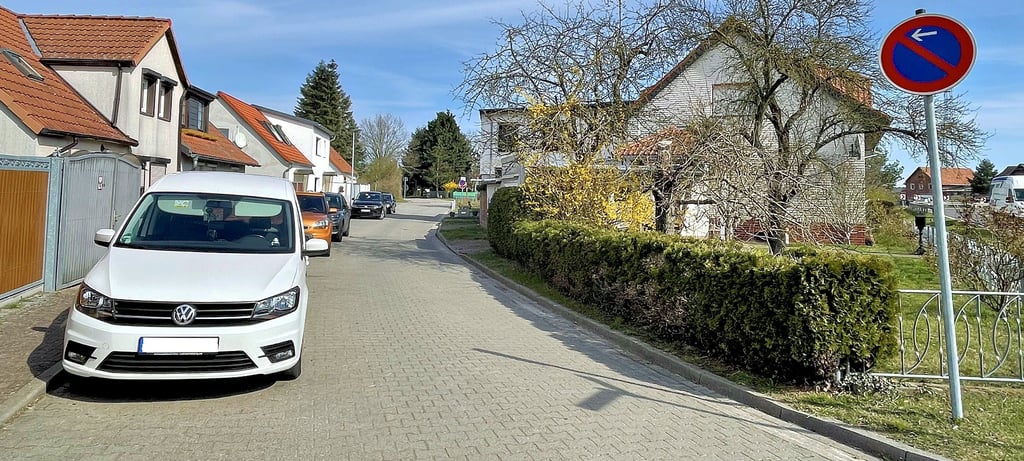 In Redekin ärgern sich Nachbarn mit dem Abstellen der Autos gegenseitig. Inzwischen ist der Streit eskaliert.
