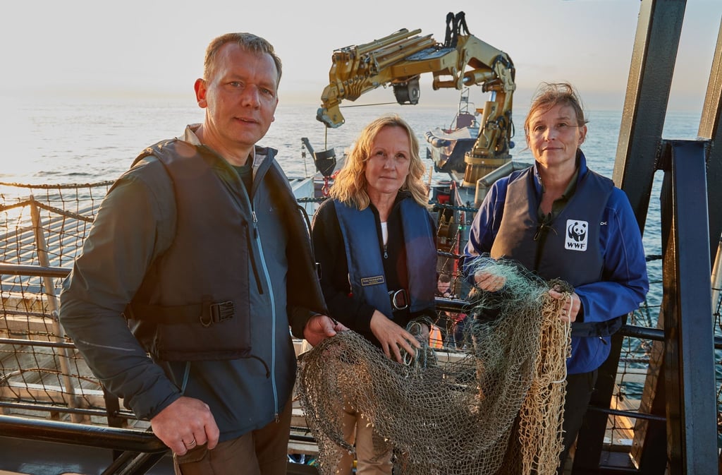 Finn Viehberg (l-r), Leiter des WWF Ostsee-Büros, Bundesumweltministerin Steffi Lemke (Grüne) und Heike Vesper, Vorstand Transformation Politik und Wirtschaft beim WWF Deutschland, stehen an Bord der „Noorsupply“ und halten beispielhaft gesäuberte Teile von Geisternetzen in ihren Händen.