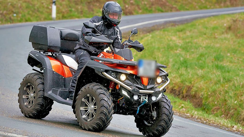 Auf einem Quad ist ein Mann vor der Poliztei geflüchtet und raste dabei durch Irxleben.