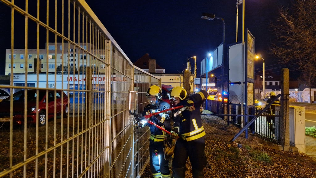 Um zur Lagerhalle zu kommen mussten Tore geöffnet werden.