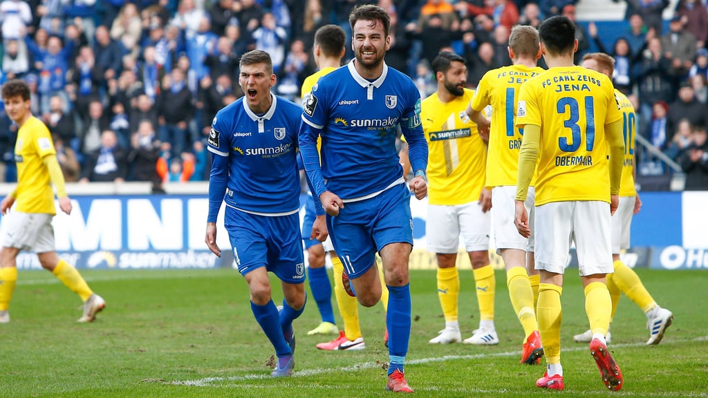 Christian Beck trifft beim 6:2-Sieg des 1. FC Magdeburg gegen Carl Zeiss Jena im Jahr 2020. Es ist einer der höchsten Siege nach der Wende für den FCM.