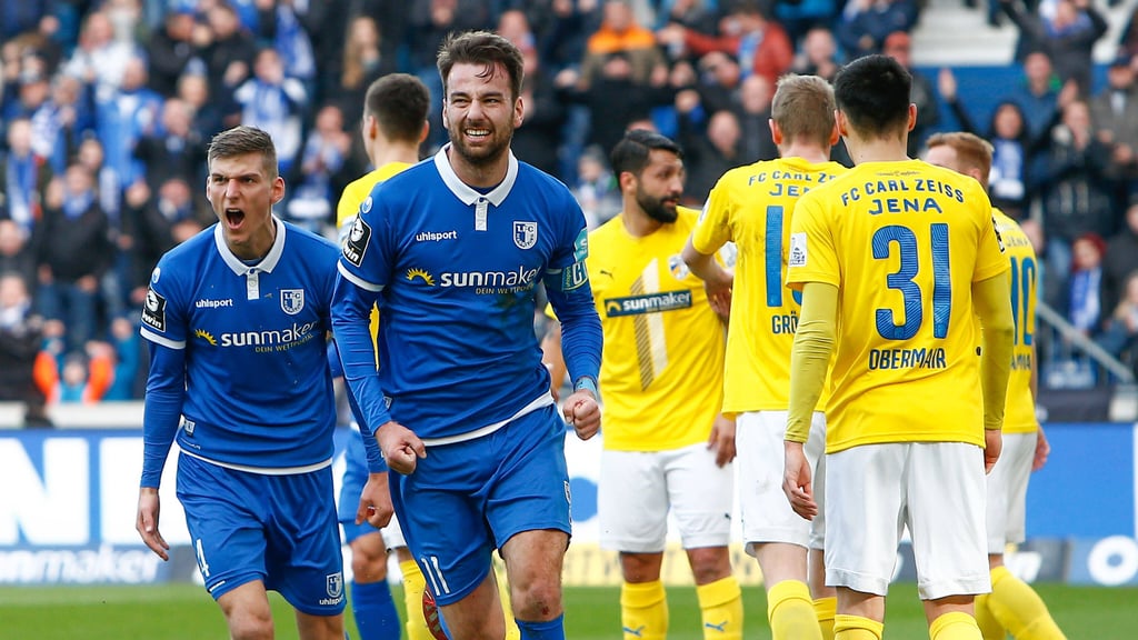 Christian Beck trifft beim 6:2-Sieg des 1. FC Magdeburg gegen Carl Zeiss Jena im Jahr 2020. Es ist einer der höchsten Siege nach der Wende für den FCM.