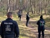 Polizeikräfte suchen seit Mittwoch erneut im Wald bei Wilhelmshof nach Spuren der seit 2. Mai 2015 vermissten Inga.