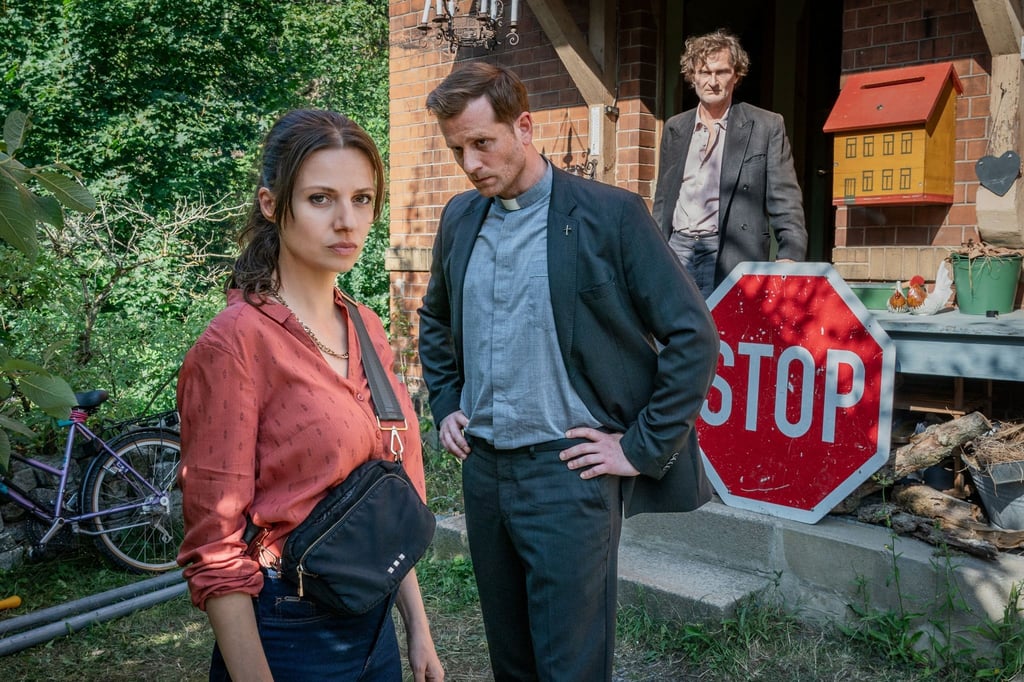 Der „Gleisgeher“ (Jörn Hentschel, r.) hat gerade Mai (Julia Hartmann, l.) und Johann (Christoph Schechinger, M.) aus seinem Haus hinausgeworfen.
