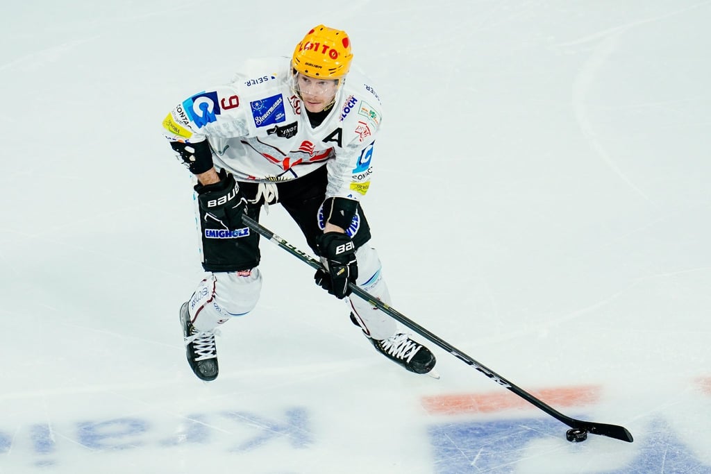 Jan Urbas spielt den Puck.