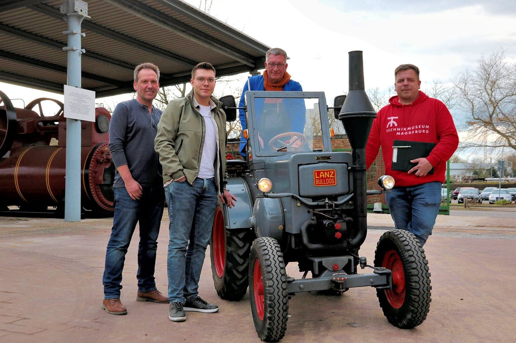 Blick auf den Lanz Bulldog Marke Eigenbau. Von links: Heiko und Nick Nötzold, Museumstechniker Arndt Christoph Busse und Sammlungsleiter Christian Marlow.